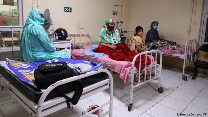 Mothers at the maternity unit at Safdarjung Hospital in Delhi at the height of the heatwave in May
