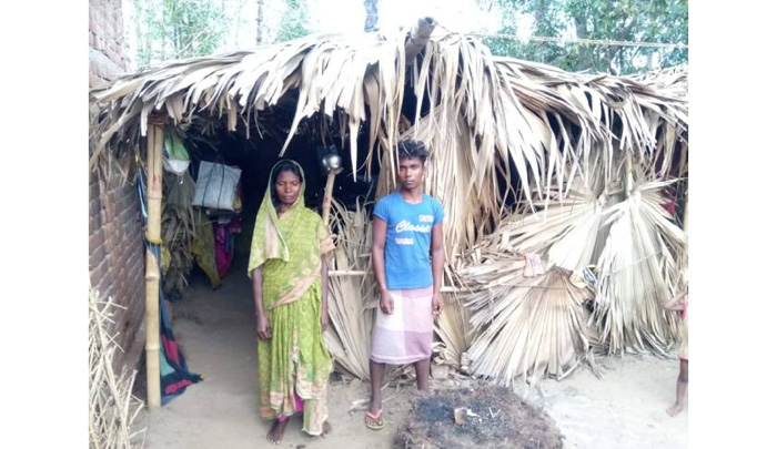 Alawati Devi, widow of Motka Manjhi and her son Suresh Manjhi at their hut