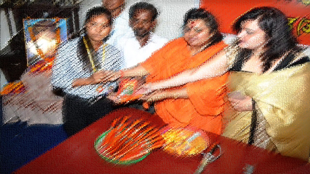 Hindu Mahasabha distributing knives to children
