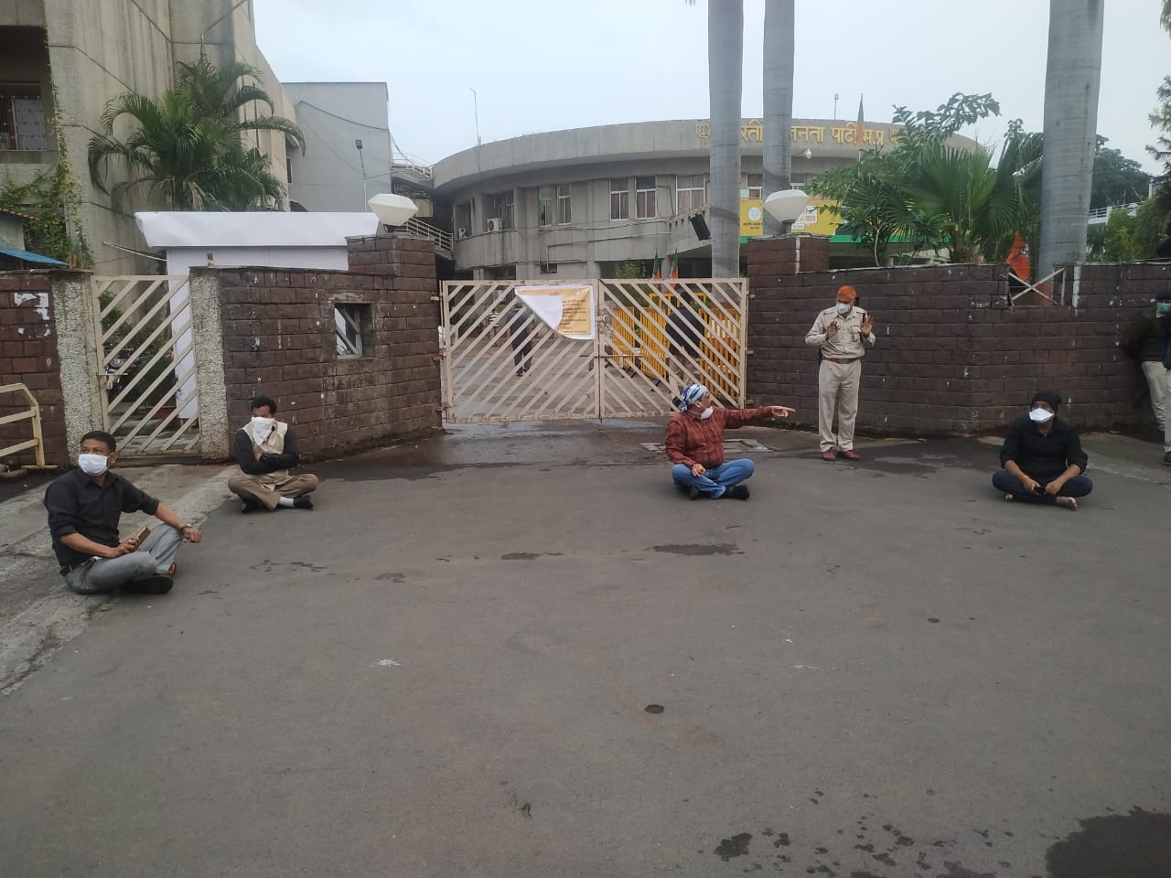 Covid-19: MP journalists protest the discrimination of the administration in indentifying only journalists who attended a press conference of former CM.