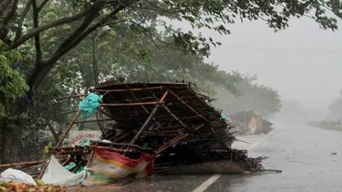 Super Cyclone 'Fani' Reaches Odisha with Ferocious Winds of Speed 180 Kms  Per Hour | NewsClick
