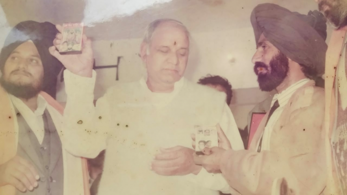 Kanshiram releasing the album of DS4 singer Harnam Singh Bahelpuri in Punjab.