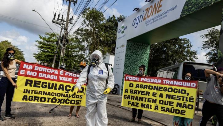Protesters denounced the contamination of the Cerrado by pesticides at the entrance to COP30's Agrizone. More than 70% of the pesticides used in Brazil are used in the Cerrado, many of which are banned in Europe. Photo: Oliver Kornblihtt / Mídia NINJA