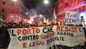 Strike banner in Ancona, reading: "The port that resists wars, rearmament, and fascist laws." Source: Potere al Popolo Terni/Facebook