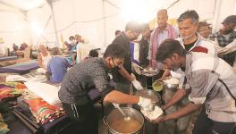 Thousands Throng Delhi Shelters for Foodas Hunger