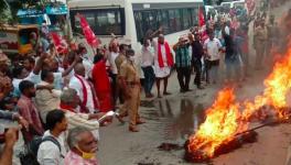 Protesters Burn effigy of Modi at Dindigul, Tamil Nadu