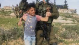 Israeli forces detain Palestinian children.(Photo: B’Tselem/Twitter)