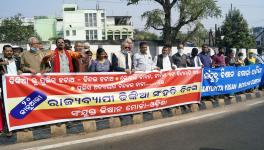 Samyukt Kisan Morcha (SKM) supporters stage a demonstration against the use of batons by police on people protesting against the forceful acquiring of betel yards for Jindal Steel Works (JSW) Ltd by the Dhinkia administration, in Bhubaneswar on Thursday.