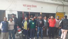 Street Light Workers of Lucknow Municipality on Strike After no Salary for 6 Months