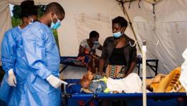 Health workers attending to a patient at Tukombo Health Centre. (Photo: UNICEF Malawi)