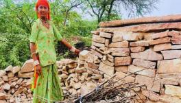 Vimla, the widow of a silicosis victim, devotes time to household chores apart from working at the mines (Photo - Dinesh Bothra, 101Reporters).