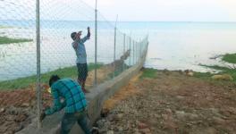 Workers putting up the fence (Photo - Sanavver Shafi, 101Reporters).