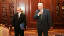 Resigning Russian President Boris Yeltsin (R) had tapped then Prime Minister Vladimir Putin (L) to be his successor.