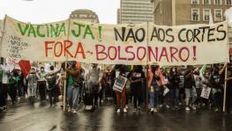 “Vaccine in the arm, food on the plate and get out Bolsonaro" protest in Porto Alegre (RS). Photo: Jorge Leão