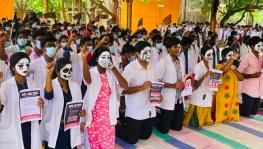 Students of Government Medical College, Cuddalore, on the 15th day of protest on April 25, demanding fixing of fees for all students at par with other government colleges