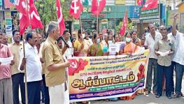 Fair price shop workers protest in Theni district on March 4. Image courtesy: Theekkathir 
