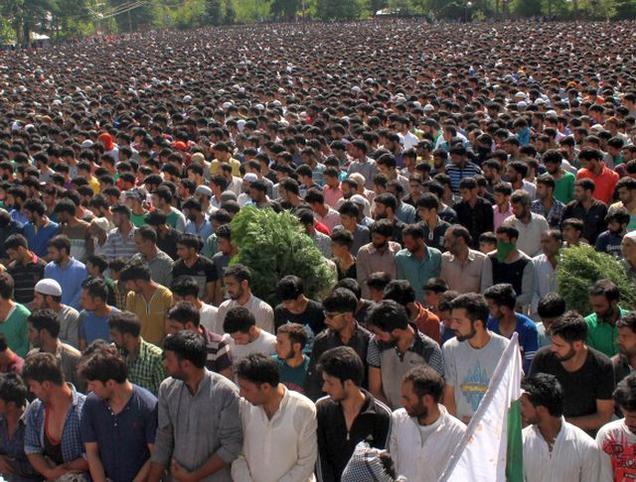 Crowd attend funeral of Burhan Wani