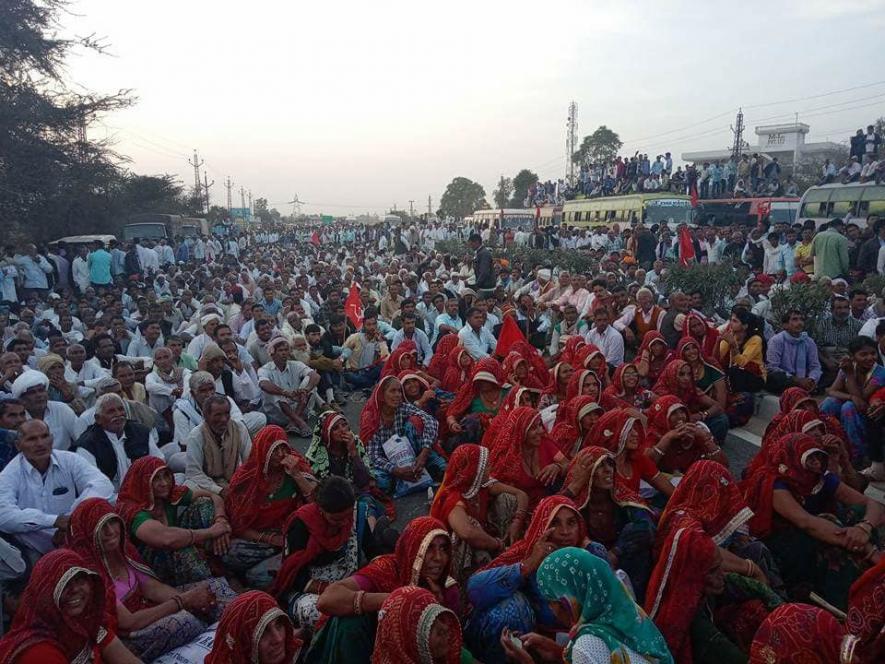 Farmers March in Rajasthan Despite Police Crackdown 