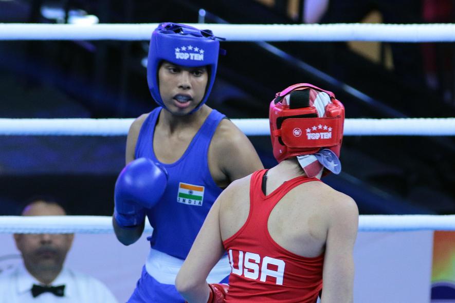 Manisha Moun in action against Christina Cruz of the US in their 54kg category preliminary round bout at the AIBA Women’s World Boxing Championships 2018 in New Delhi (Pic: BFI).