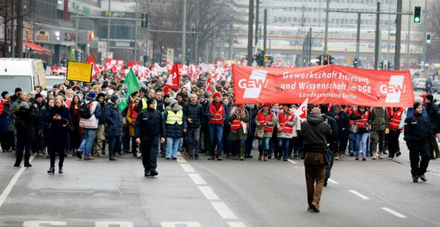 German Trade Unions Hold Warning Strike Against Delay in Wage Negotiations