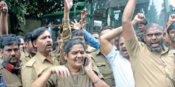 BMTC drivers and conductors stage a protest against transport officers