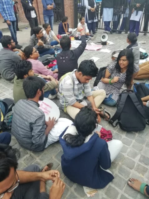 DU Students Protest Against Unfair Evolution of Answer Sheets