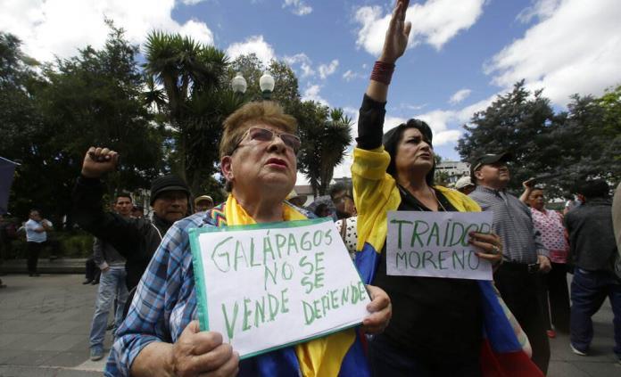 Signs read "The Galápagos islands are not sold, they are defended" "Lenín traitor" at the demonstration in front of the Carondelet Palace in Quito, Ecuador, on June 17. (Photo: Pulso SLP)