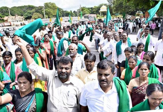 Farmers in K’taka Block National Highways, Protest Against Land Acquisition Amendment 