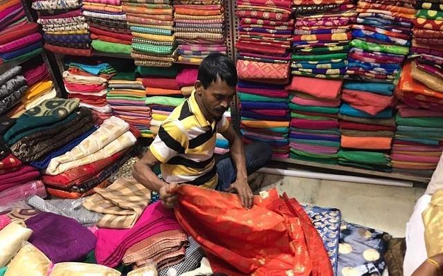 Assam NRC Hits Bengal Garment Business in Puja Season | NewsClick