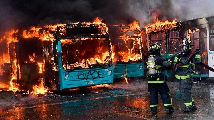 "Evade!" written on a bus in Santiago.
