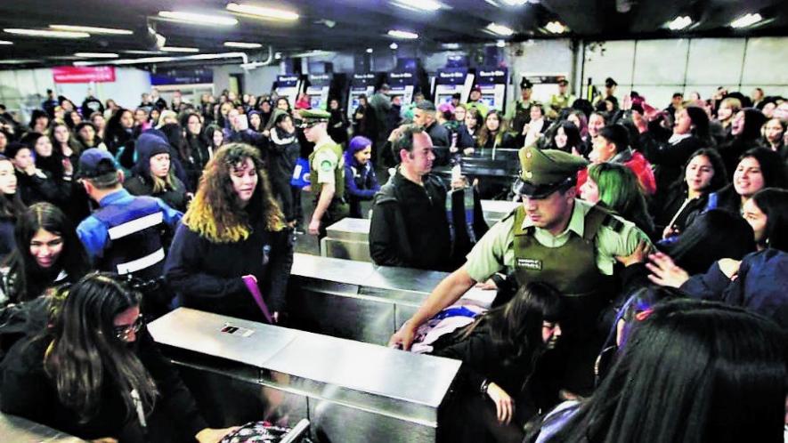 Chilean Students Hop Turnstiles