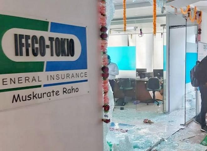 Farmer Insurance Claims:  Sena Activists Storm Iffko-Tokio’s Pune Office