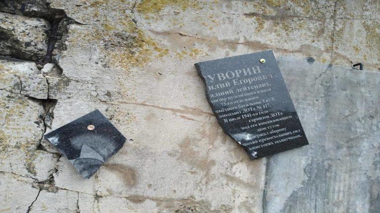 The Russian Embassy in Moldova condemned the desecration of the Soviet monuments. 