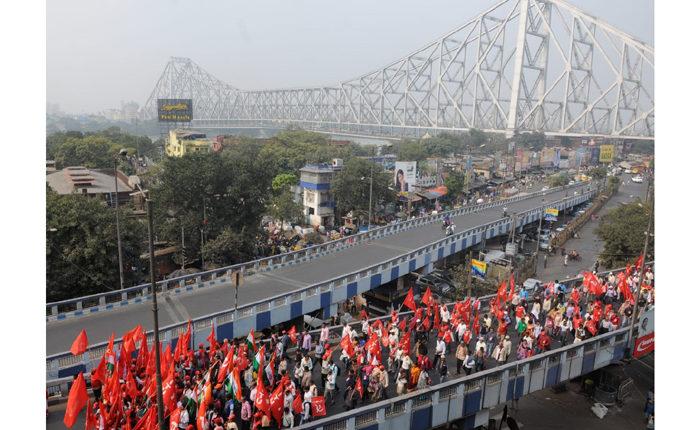 Farmers' Long March reaches the iconic Howrah Bridge. Courtesy: Ashok Nath Dey