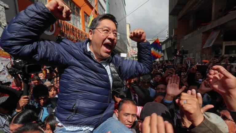 Upon leaving the Attorney General’s Office, Arce was received by hundreds of MAS supporters who shouted slogans in support of his presidential candidacy. Photo: Página 12