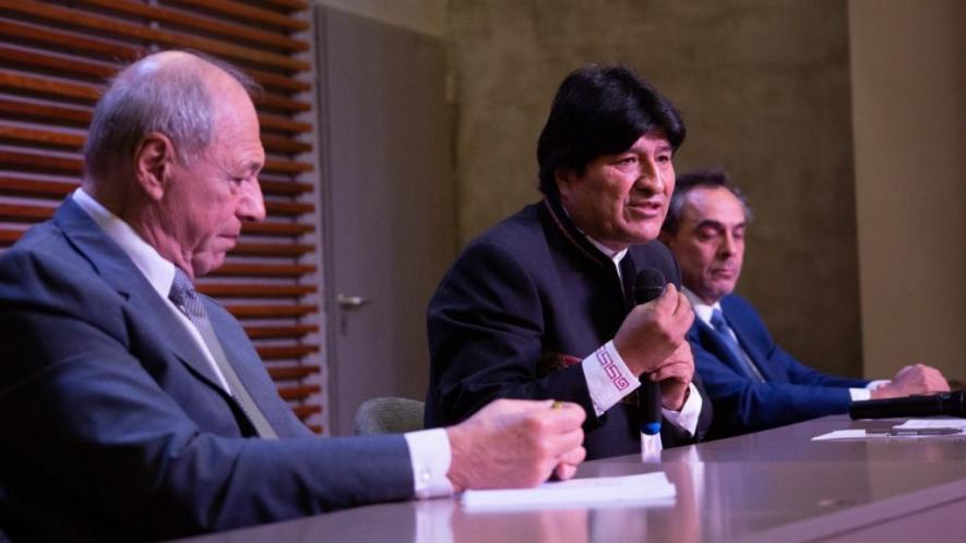 Evo Morales spoke in a press conference on Friday February 21 in Buenos Aires accompanied by former judge of the Argentinian Supreme Court Raúl Zaffaroni and lawyer Gustavo Ferreyra following the announcement that he would be disqualified as a candidate for senate. Photo: Prensa Evo