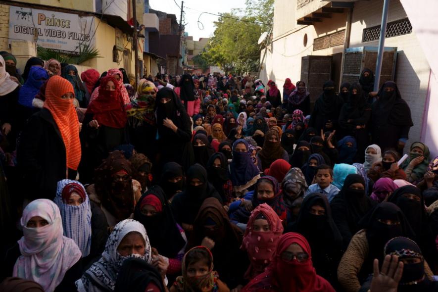 Women resisting police from entering the protest site in Shah Jamal, Aligarh
