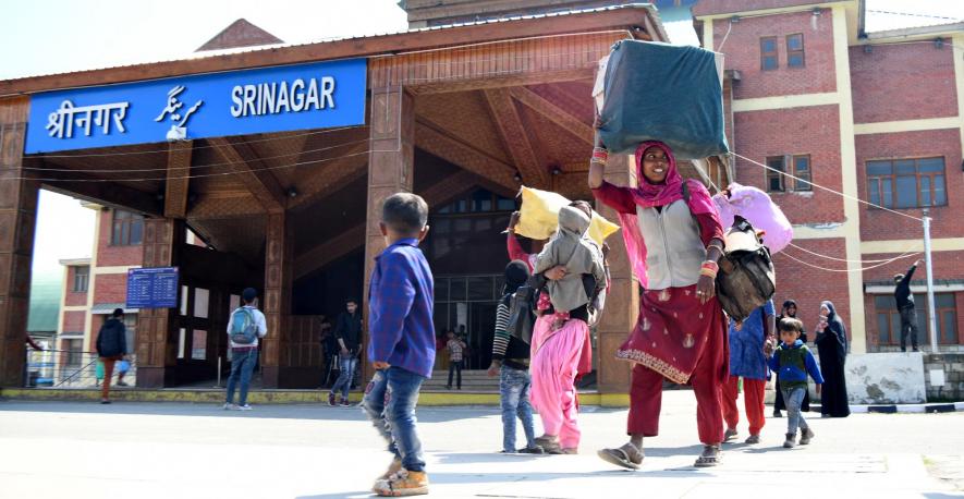 Kashmir: Migrant Workers Become Target Amid COVID-19 Scare, Locals Fear Community  Spread