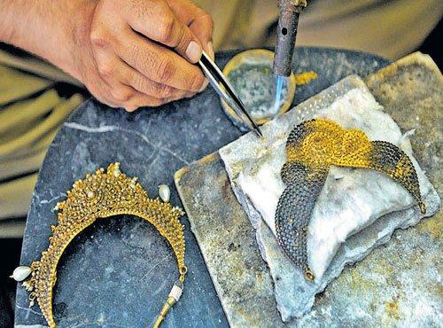 Lakhs of Jewellery Artisans Return to Bengal
