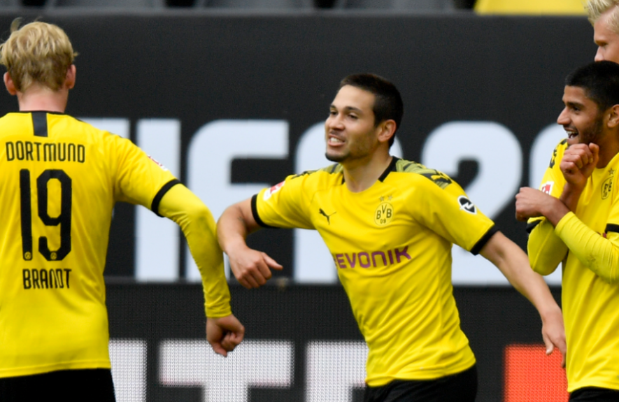 Borussia Dortmund players celebrate vs Schalke in Bundesliga