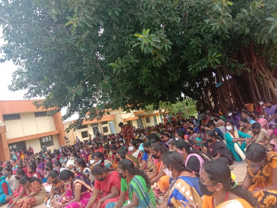 Karnataka: Sit-in Protest of Female Garment Workers Over ‘Illegal’ Layoffs in Mandya District Enter Ninth Day