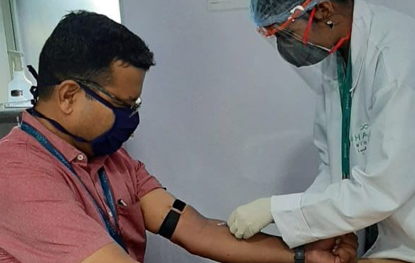 Viral photo does not show Bharat Biotech’s VP taking first dose of COVID vaccine ‘Covaxin’