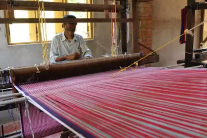 Weavers in Varanasi Pawn Jewellery, Houses for Survival