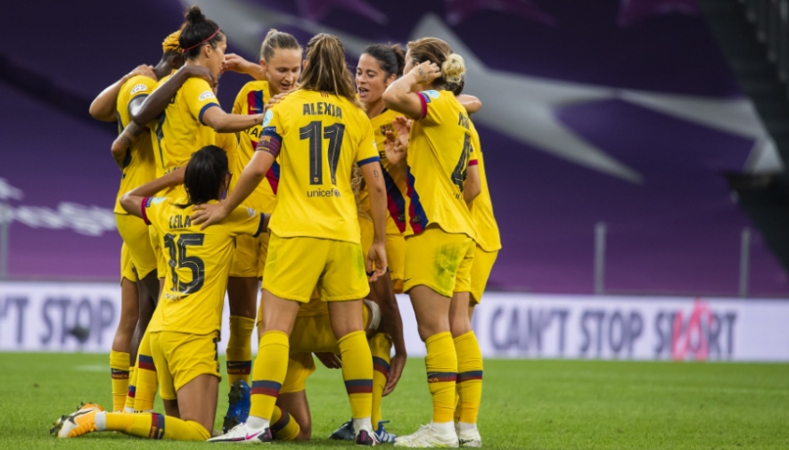 Barcelona Femeni players celebrate after beating Atletico Madrid