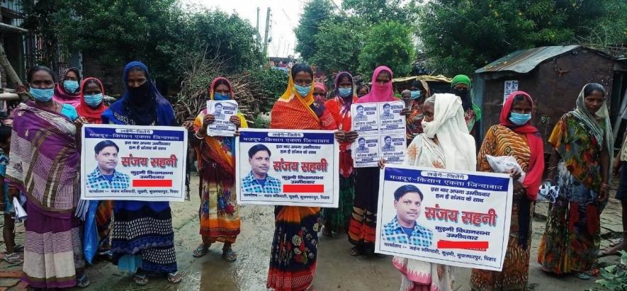 MGNREGA workers with posters of Sanjay Sahni.