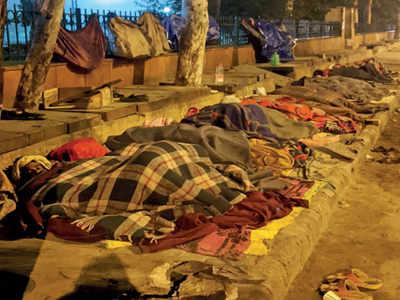 Homeless, Elderly Kerchief Vendor Struggles Amid COVID Near Delhi’s Upscale Khan Market