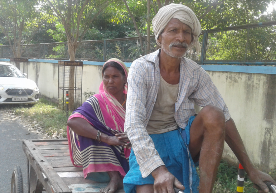 Chakitar Bind and his wife Chameli Devi on hand cart