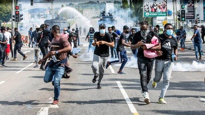 Nigerian protesters being chased by the police. File Photo (Business Day)