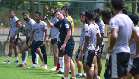 Robbie Fowler with SC East Bengal players in Goa