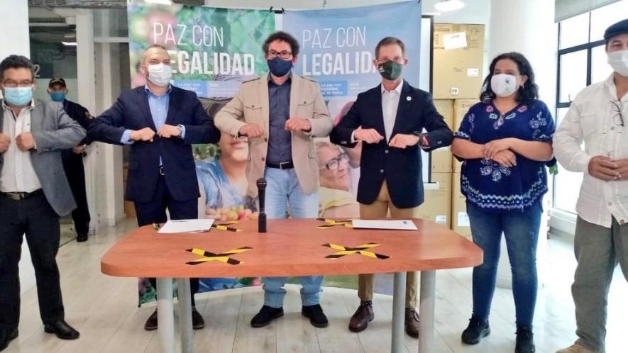 On November 4, the Common Alternative Revolutionary Forces (FARC) political party signed a four-point with the Colombian national government that guarantees the implementation of the peace accords. Photo: Pastor Alape Lascarro twitter